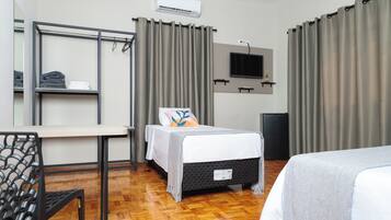 Frigobar, escrivaninha, espaço de trabalho para notebook