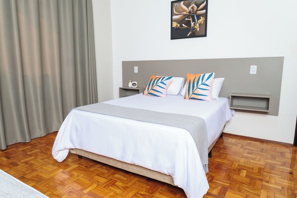 Minibar, desk, laptop workspace, free WiFi