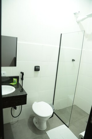 Shower, towels, soap, shampoo - Smart Hotel (Guaxupé)