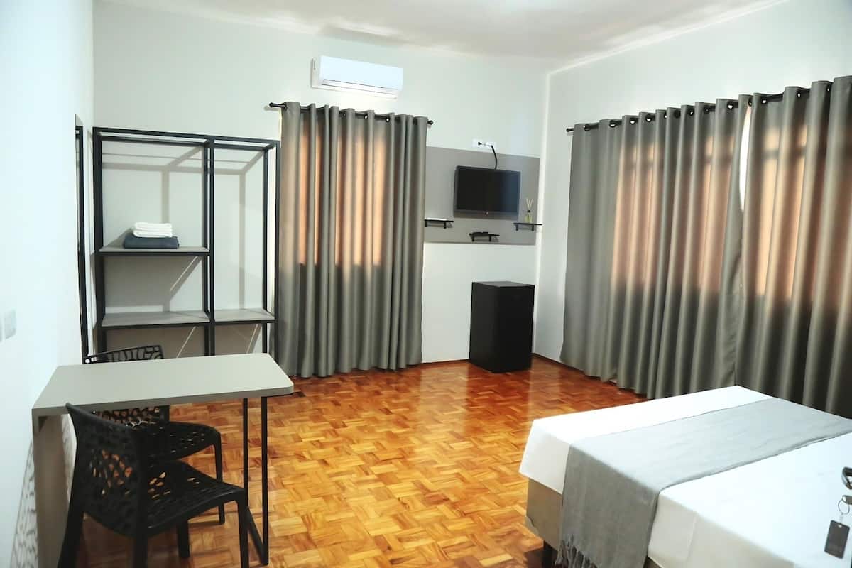 Minibar, desk, laptop workspace, free WiFi