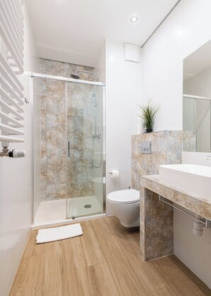 Căn hộ tiện nghi đơn giản | Phòng tắm | Máy sấy tóc, khăn tắm, xà phòng, dầu gội 