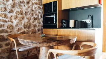 Kjøleskap, mikrobølgeovn, kokeplater og oppvaskmaskin