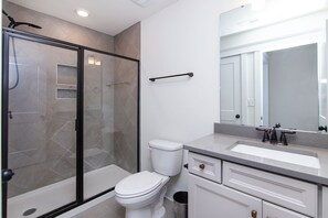 Douche, séchoir à cheveux, serviettes fournies, savon