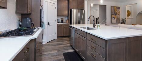 Refrigerador, microondas, horno y parrilla de estufa