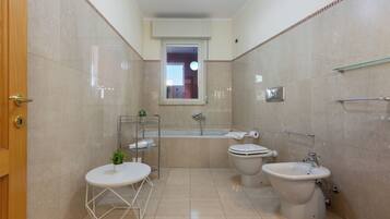 Baignoire, sĂšche-cheveux, bidet, serviettes fournies