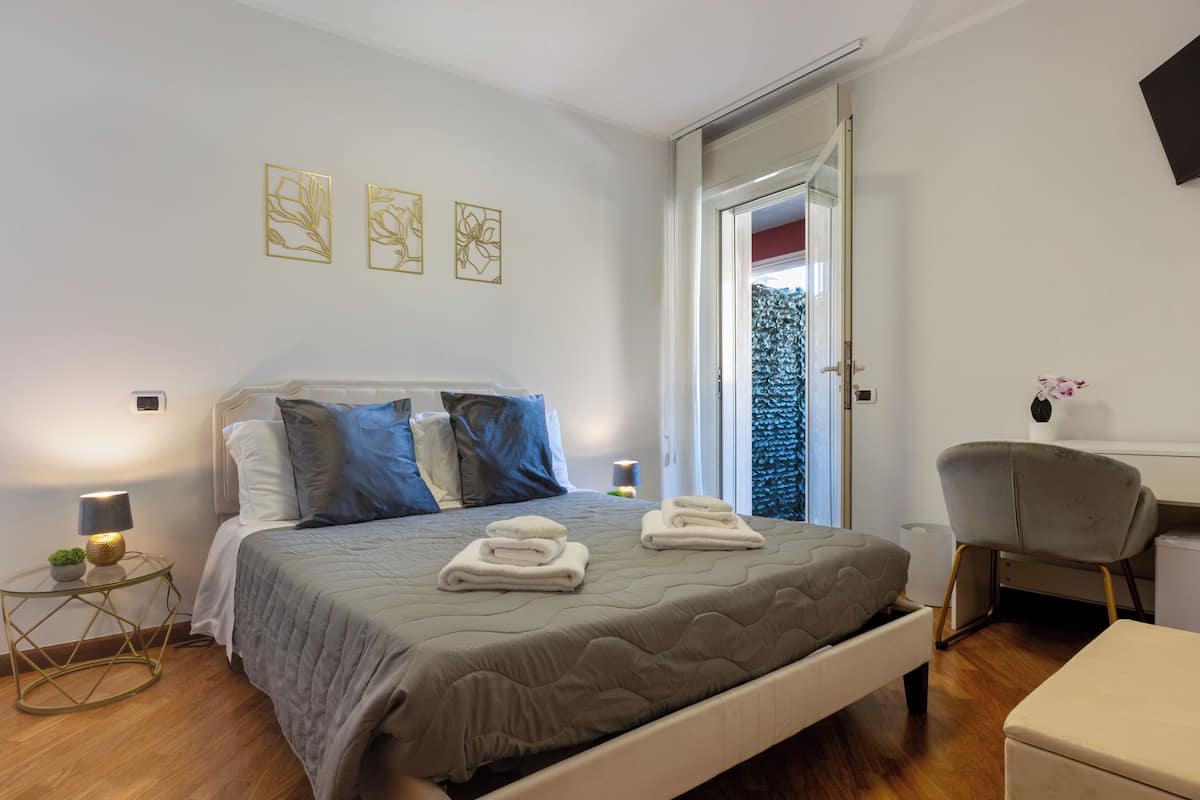 Camera Standard con letto matrimoniale o 2 letti singoli, vista città | Materassi in memory foam, una cassaforte in camera, una scrivania