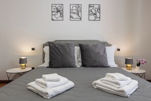Memory-foam beds, in-room safe, desk, laptop workspace - Fior Di Loto Central (Cagliari)