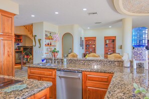 ثلاجة، ميكروويف، فرن، موقد طهي مسطح