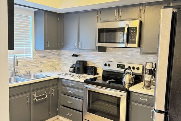 Kylskåp, mikrovågsugn, ugn och spishäll