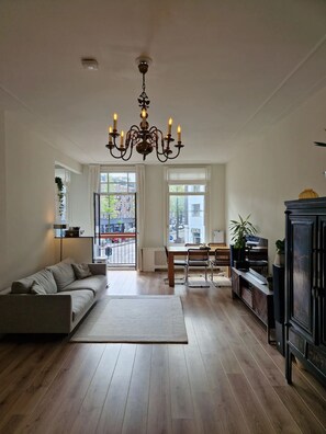 TV, DVD player, books, stereo - Minutes to Jordaan and Vondelpark-The perfect place to explore Amsterdam (Amsterdam)