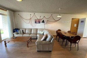 TV, DVD player - The Dolphins 2 2-10 Strangways Tce, Port Elliot (Port Elliot)
