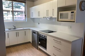 Fridge, microwave, oven, stovetop - The Dolphins 2 2-10 Strangways Tce, Port Elliot (Port Elliot)