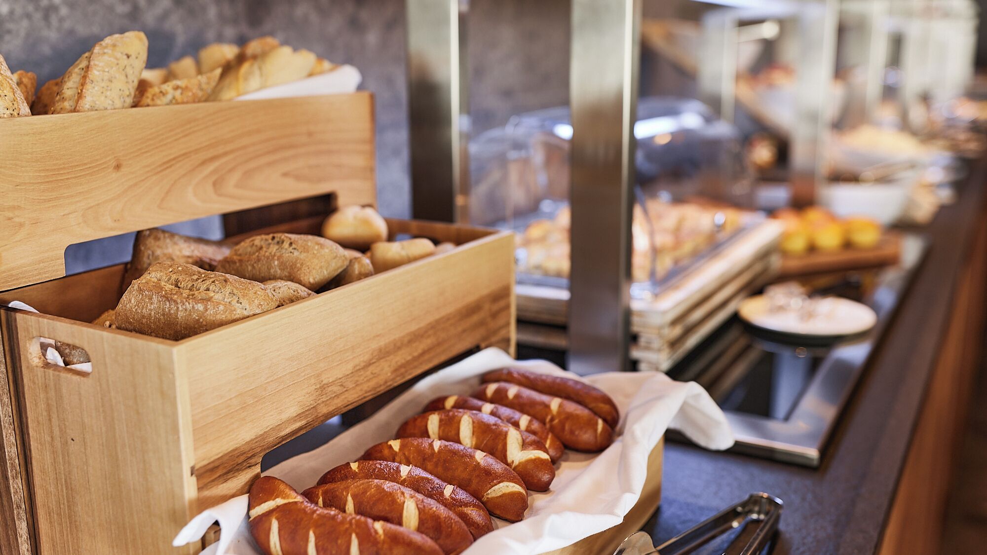 Mostrador de panadería con panes y pasteles varios.