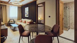 特級套房, 廚房, 山景 | 客廳 | 43 吋智能電視連數碼電視頻道、Netflix、加熱地板