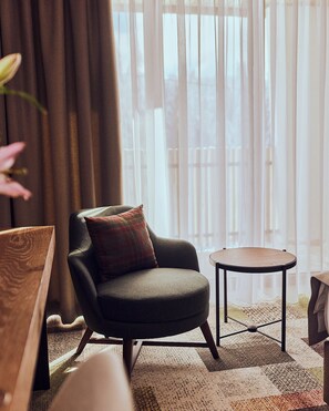 Dobbelt- eller tomannsrom – deluxe, balkong, fjellutsikt | Allergitestet sengetøy, minibarvarer (inkludert) og safe på rommet