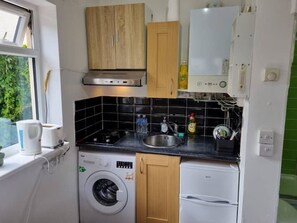 Fridge, dining tables - Cosy, quiet, studio flat (Isleworth)
