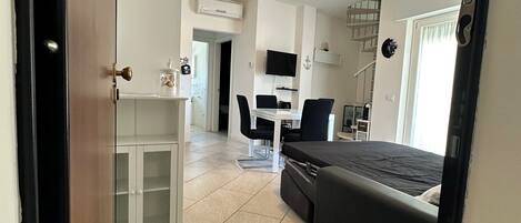 1 dormitorio, tabla de planchar con plancha, wifi y ropa de cama