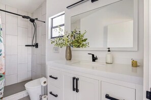 Een douche, een haardroger, handdoeken, zeep