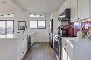 Private kitchen - Elevated Beach Haus (St. Augustine)