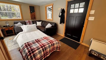 2 bedrooms, travel crib, free WiFi, bed sheets