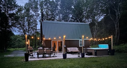 Cozy 2-bedroom cottage with WiFi, AC, and Hot Tub on 10 acres.