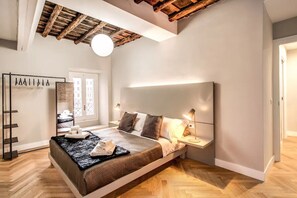 3 bedrooms, desk, iron/ironing board, travel crib - Amazing Location, One Short Block From The Main Street In Trevi Fountain (Roma)