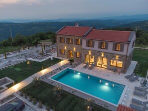 Pool - A beautiful villa renovated in traditional Istrian style with pool and spa (Kucibreg)