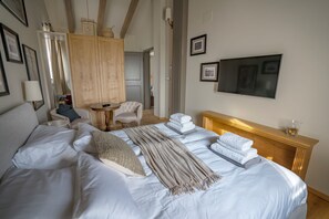5 bedrooms, desk, iron/ironing board, WiFi - A beautiful villa renovated in traditional Istrian style with pool and spa (Kucibreg)