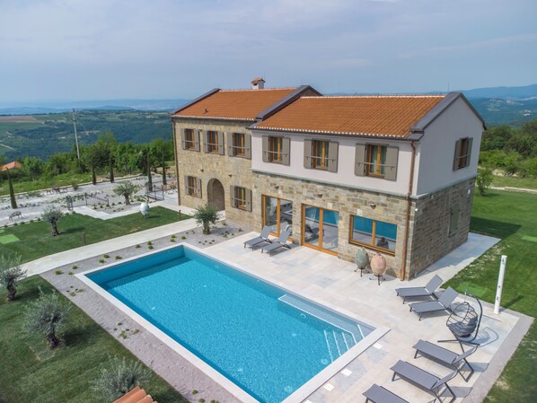 Pool - A beautiful villa renovated in traditional Istrian style with pool and spa (Kucibreg)