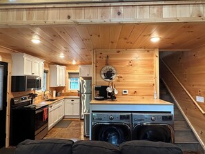 Réfrigérateur, micro-ondes, four, serviettes en papier