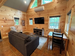 Smart TV - Pine Ridge Cabin House - Cozy Retreat In Woodland Setting With Hiking Trails (Quaker City)