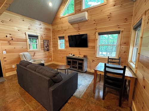Pine Ridge Cabin House - Cozy Retreat In Woodland Setting With Hiking Trails