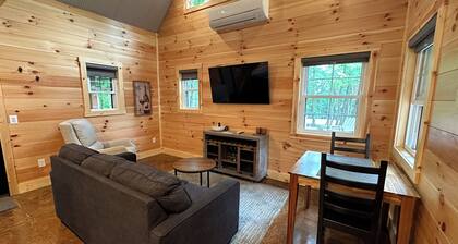 Pine Ridge Cabin House - Cozy Retreat In Woodland Setting With Hiking Trails
