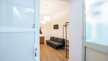 Hus (1 Bedroom - Camera 3) | 1 sovrum, arbetsyta för laptop och sängkläder