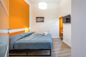 House (1 Bedroom - Camera 2) | 1 bedroom, laptop workspace, bed sheets - Lioy 25 by Napoliapartments (Naples)