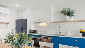 ثلاجة، ميكروويف، فرن، موقد طهي مسطح