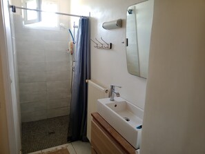 Dusche, Haartrockner, Handtücher, Shampoo
