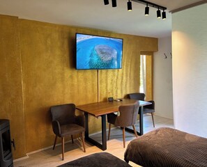 2 slaapkamers, een kluis op de kamer, een strijkplank/strijkijzer, wifi