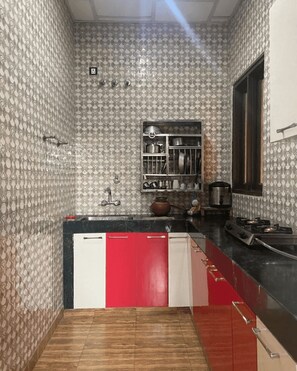 Stovetop, electric kettle, cookware/dishes/utensils - Summer Valley Cottage (Dharamshala)