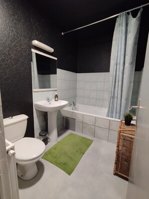 Serviettes fournies, savon, papier toilette