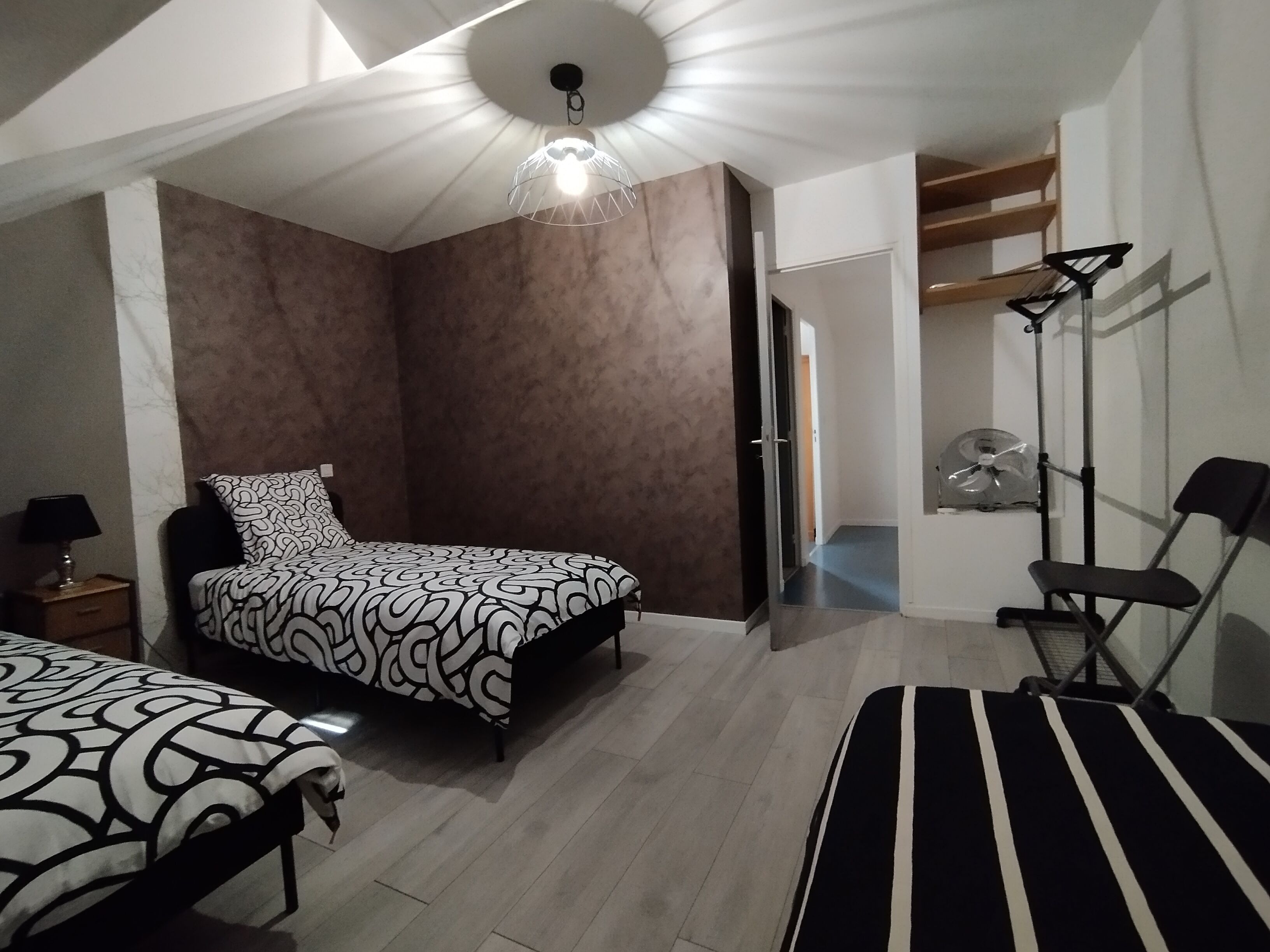 2 slaapkamers, een strijkplank/strijkijzer, reisbedje, wifi