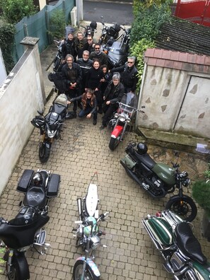 المنطقة المحيطة بالمنشأة