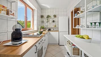 Lemari es, oven, kompor, dan mesin pencuci piring