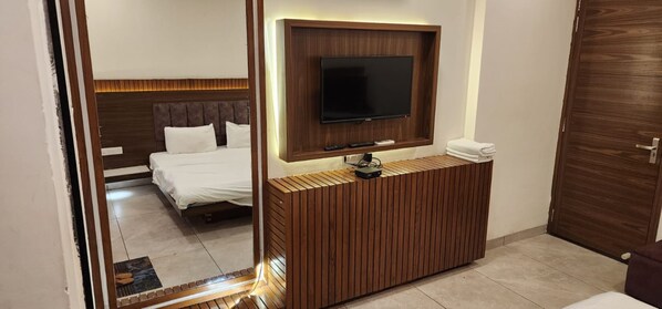 Free WiFi, bed sheets - Ganesh Pashupatinath Inn Dharamsala (Gorakhpur)