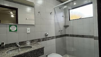 Habitación doble, 1 cama Queen size | Baño | Regadera, toallas, jabón, shampoo