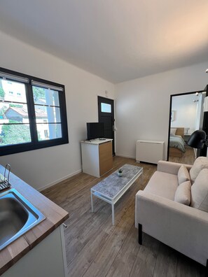 1 dormitorio, tabla de planchar con plancha, wifi y ropa de cama