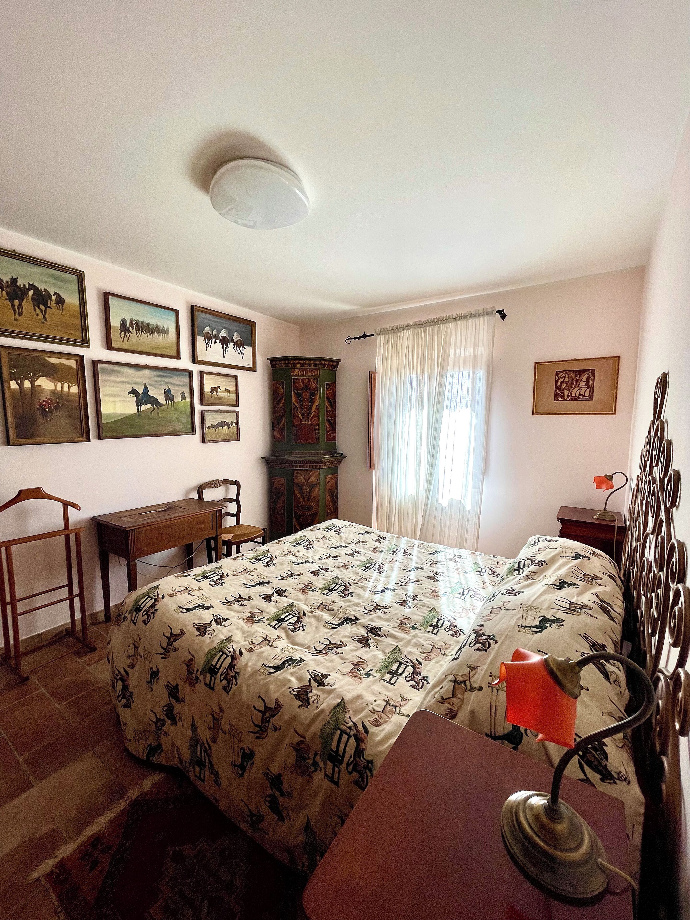 2 chambres, bureau, fer et planche à repasser, lit parapluie