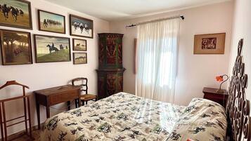 2 bedrooms, desk, iron/ironing board, travel crib