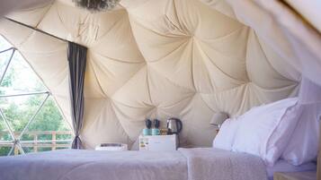 Ropa de cama de alta calidad, cubrecamas y minibar