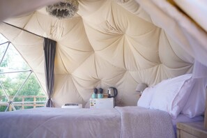Premium bedding, down duvets, minibar, in-room safe - Brisas del Campo Glamping (Zelaya)